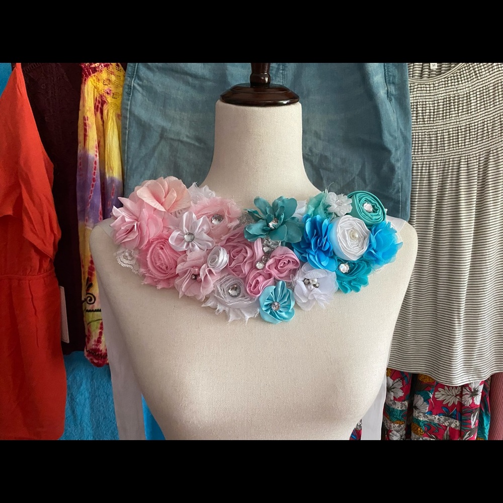 GORGEOUS blindfold!  Great for a reveal party